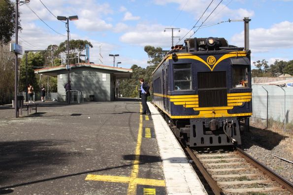 Another photostop at Upwey, this time waiting to cross a down train