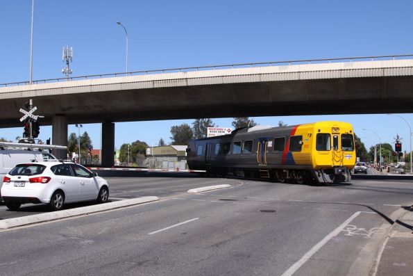 A solo Comeng 3013 departs Emerson on the down, stopping traffic at the intersection