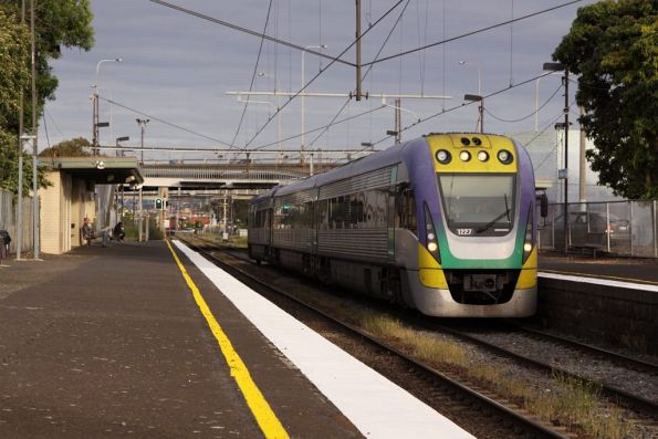 VLocity 3VL27 passes through West Footscray on the down