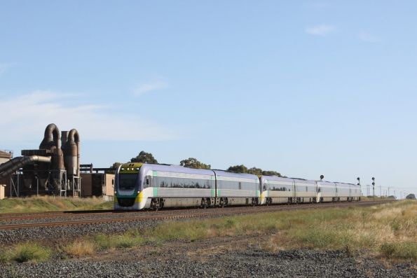 It's only 6pm and the first empty cars run is departing Geelong - a 7-car consist passes through North Shore on the up