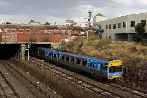 Passing under the soon to be demolished shop, Alstom Comeng 459M heads for Sydenham