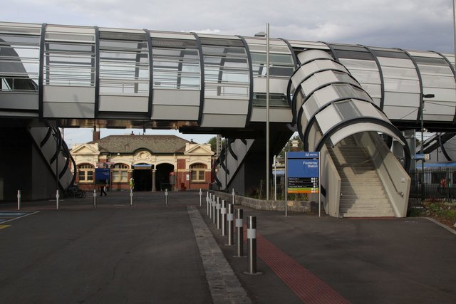 Steps up to the footbridge from Footscray platform 2 and 3