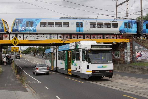 Passing beneath X'Trapolis 75M at Clifton Hill, B2.2010 heads into town with a route 86 service