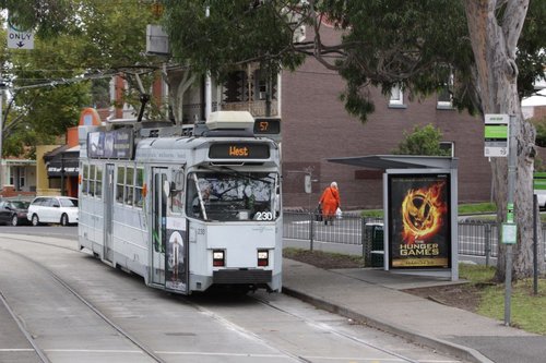 Z3.230 waiting to turn from Abbotsford Street into Flemington Road