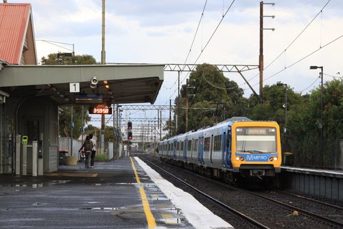 Down South Morang train arrives into Bell station