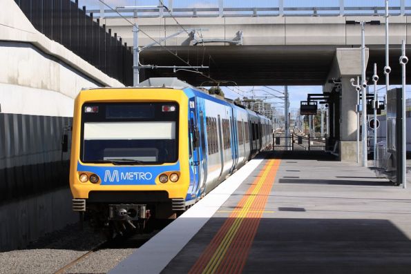 An X'Trapolis arriving into South Morang platform 1