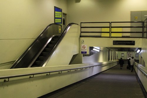 Ramp and single escalator that serve to Box Hill platform 4