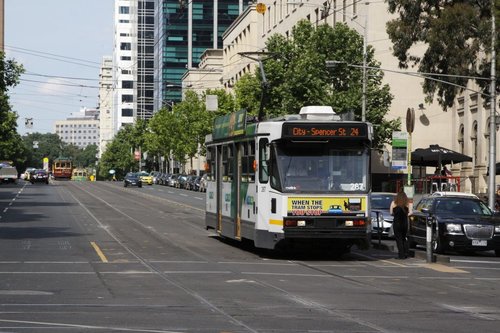 A2.287 heads west with a route 24 service on La Trobe Street at Swanston