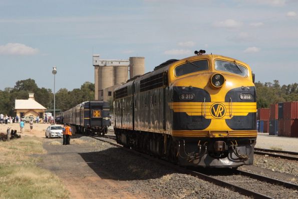 S313 leads the run around on arrival at Tocumwal