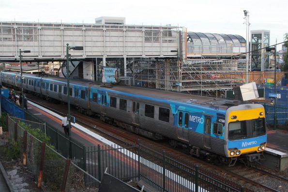 Alstom Comeng 475M departs Footscray, a temporary footbridge in the background