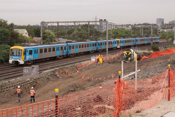 Down Siemens train passes Regional Rail Link excavation work at the up end of Footscray