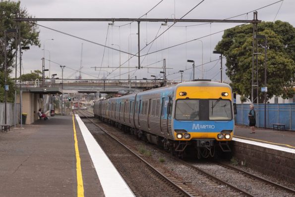 Alstom Comeng arrives into West Footscray on the down