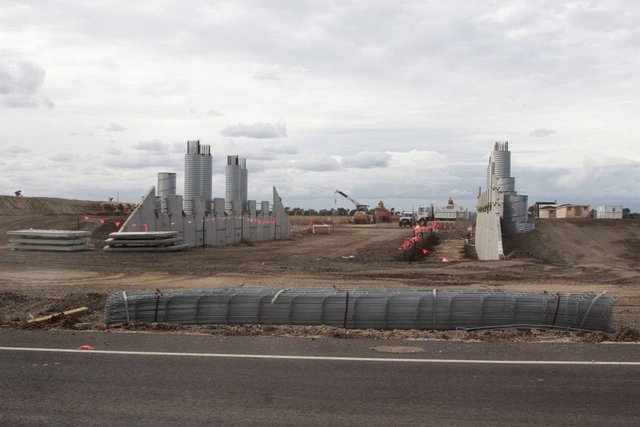 Looking up the line at the upcoming Tarneit Road overbridge