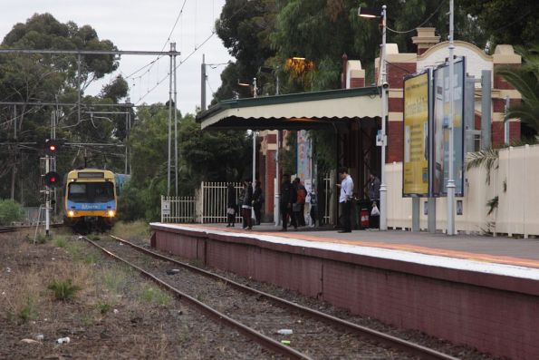 3-car EDI Comeng set arrives into Essendon platform 1 with a Craigieburn-Essendon shuttle