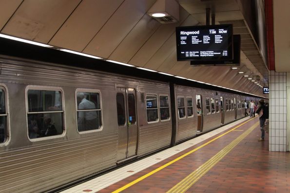 Hitachi train at Melbourne Central platform 4