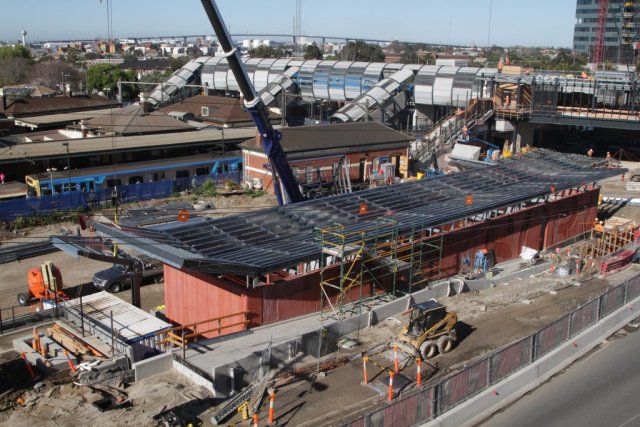 Putting on the roof of the new station building on the future up suburban platform