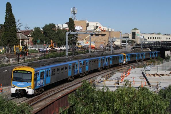 Siemens departs Footscray on the down, passing RRL works at Nicholson Street