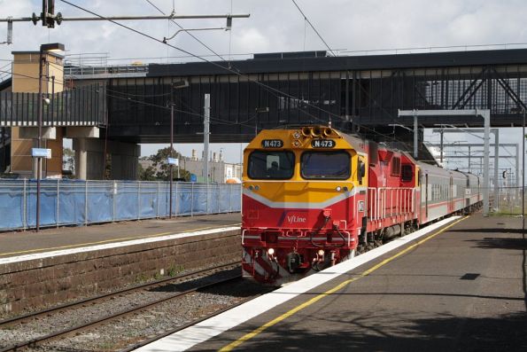 N473 passes through West Footscray with an up Swan Hill service