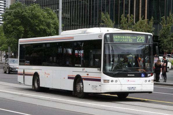 Transdev bus #425 rego 7825AO northbound on Queensbridge Street with a route 220 service