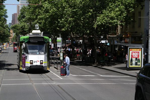 Northbound on Elizabeth Street: Z3.120 picks up passengers at the soon to be closed Franklin Street stop