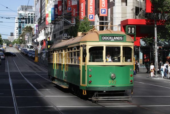 W6.992 westbound at Elizabeth and La Trobe Streets