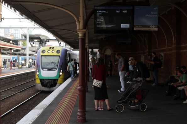 Marshall service led by VLocity 3VL36 picks up passengers at North Melbourne station