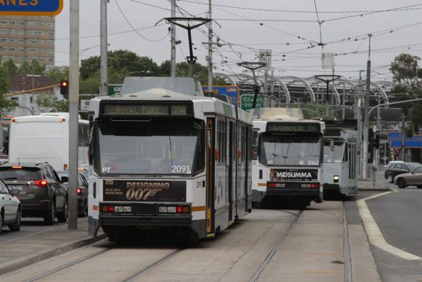 B2.2091 and Z3.190 wait for B2.2062 to shunt through the crossover on Flemington Road