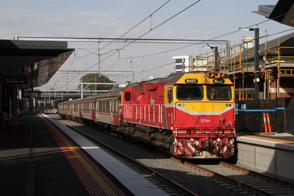 N457 with a 6-car H set arrives into Footscray with a down Bacchus Marsh service