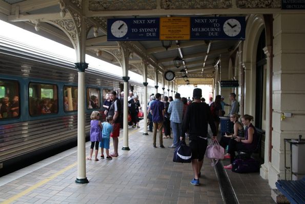 Passengers leave and join the Sydney-bound XPT at Wagga Wagga