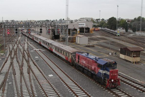 P18 trails a push-pull set shunting over to South Dynon for the day