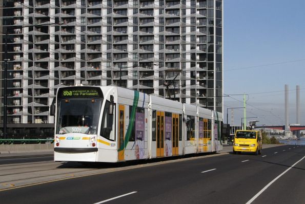 D2.5009 eastbound on the La Trobe Street bridge