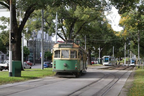 W6.971 shunts into the Brunswick Street siding before the next route 30 run