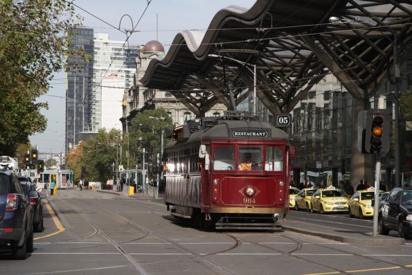 SW6.964 waits to turn from Spencer Street into Bourke