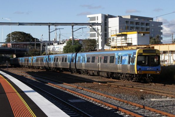 EDI Comeng 433M on a down Werribee service arrives into Footscray