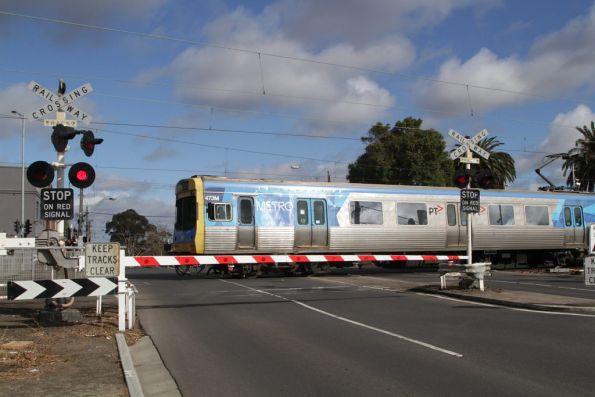 EDI Comeng 473M heads for the city, crossing the Buckley Street level crossing at Essendon 