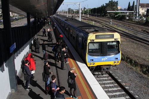 EDI Comeng arrives into West Footscray with an up Sunbury line service