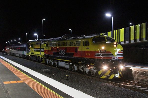 B75 and T386 transfer damaged VLocity set VL12 to Bendigo at Sunshine