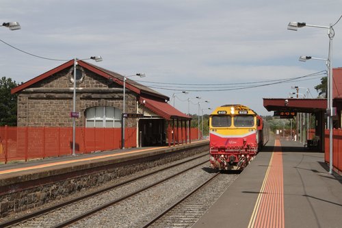 N458 leads the up Swan Hill service express through Riddells Creek