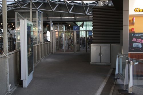 Looking across from the V/Line paid area to the suburban paid area at the Bourke Street end