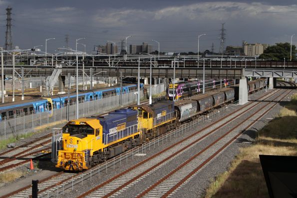 XR551 and X41 bring the loaded Kensington grain service into the goods siding at Melbourne Yard