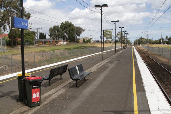 Island platform at Ruthven station