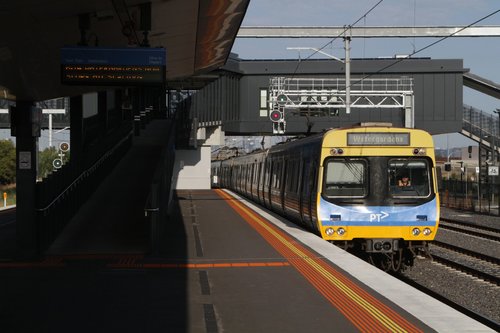 EDI Comeng arrives into West Footscray with a down Watergardens service