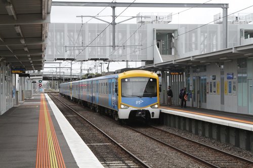 Siemens arrives into Westall platform 1 with an up service