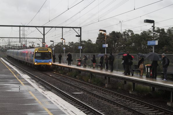 EDI Comeng arrives into South Kensington with an up Werribee service