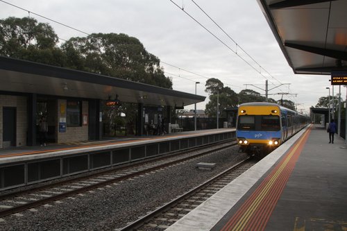 Alstom Comeng 364M arrives into Lynbrook station with a down Cranbourne service