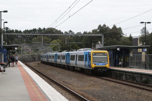 X'Trapolis 72M on a down Lilydale service arrives into Laburnum station