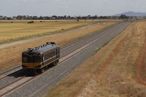 RM58 traverses the RRL tracks between Wyndham Vale and Tarneit