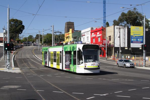 D1.3528 passes the former Gardiner station tram square on a northbound route 72 service