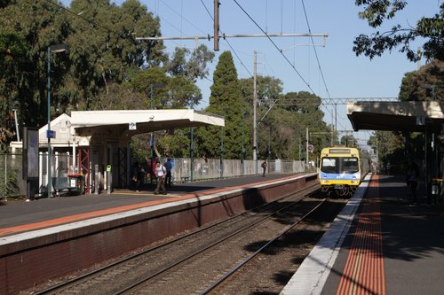 EDI Comeng arrives into Carnegie station on the up