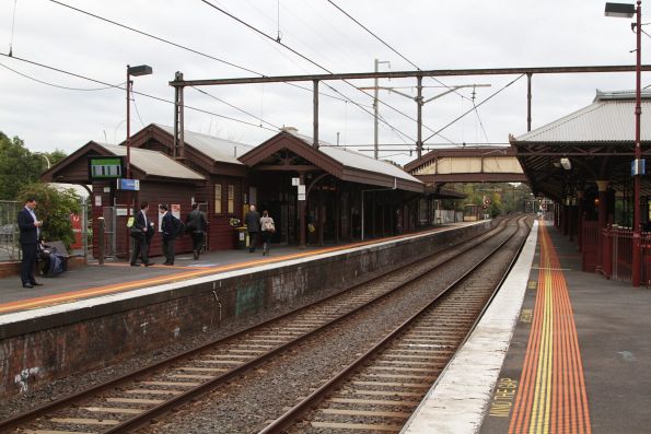 Looking towards the city at Hawthorn platform 1 and 2